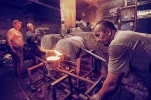 mỡ chịu nhiệt cho máy ép khuôn nóng trong nhà máy công nghiệp
